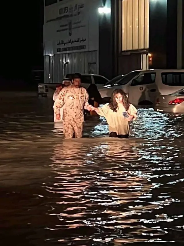 Gambar Kementerian Pertahanan menunjukkan prajurit membantu warga di banjir di UEA Utara. (Foto: Kementerian Pertahanan UEA)