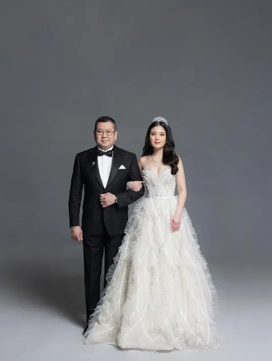 Valencia sendiri tampil cantik layaknya princess dibalut dress pengantin berwarna putih dan sebuah tiara.