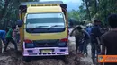 Citizen6, Siregol: Para penduduk sedang menolong sebuah truk yang terjebak di lumpur.