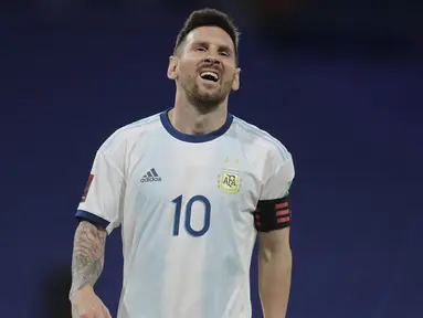 Penyerang Argentina, Lionel Messi, tampak kecewa usai timnya bermain imbang atas Paraguay pada laga kualifikasi Piala Dunia 2022 zona CONMEBOl di Stadion La Bombanera, Jumat (13/11/2020) pagi WIB. Argentina imbang 1-1 oleh Paraguay. .(Juan Roncoroni, Pool via AP)