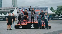 Drifter Alpha Rules Drift Team, Umbu Gillberth saat naik podium pertama di kelas Pro 2 putaran ke-4 Indonesia Drift Series (IDS) 2022. (Istimewa)