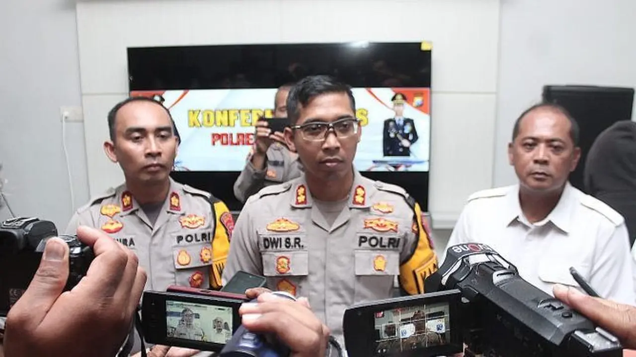 Kapolres Situbondo AKBP Dwi Sumrahadi Rakhmanto (Tengah) memberikan keterangan pers di Mapolres Situbondo (Istimewa)