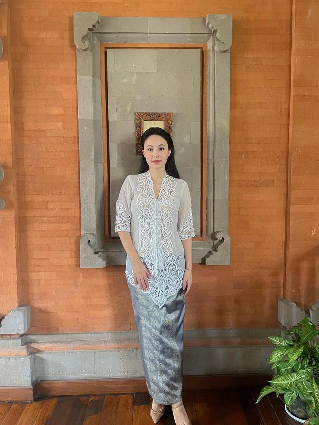 8 Potret Ayu Anggika Bolsterli Kenakan Kebaya Sebelum Menikah, Tampilkan Pesona Mba-Mba Jawa Meski Berwajah Bule