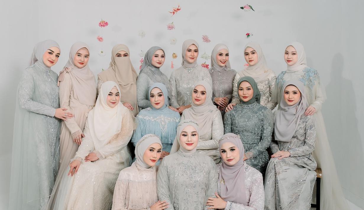 Meski rata-rata anggotanya sudah menikah, namun tak dipungkiri jika deretan anggota Butterfly ini seperti gadis. Pakai dress dengan warna soft, ini adalah potret pemotretan Geng Butterfly dengan konsep pertama. Busana yang dikenakan oleh anggota Geng Butterfly ini merupakan rancangan dari desainer Rasya Shakira, sementara wajahnya dipoles oleh beberapa MUA salah satunya Ikawati Fitria. (Liputan6.com/IG/@asrikasura)