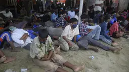 Pengungsi  Rohingya beristirahat setelah perahu yang membawa mereka mendarat di Lhokseumawe, provinsi Aceh, Senin (7/9/2020). Hampir 300 Muslim Rohingya ditemukan di sebuah pantai di provinsi Aceh dan dievakuasi oleh militer, polisi dan Relawan. (AP Photo/Rahmat Mirza)