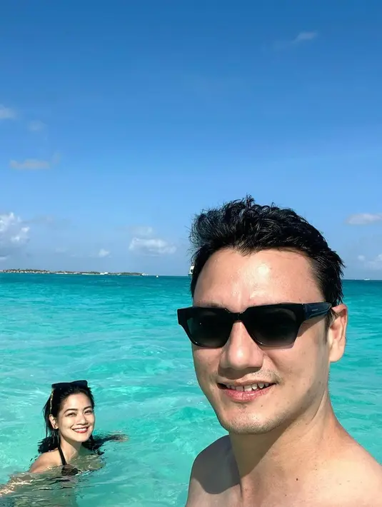 <p>Titi Kamal dan Christian Sugiono saat berenang di pantai. "Just the two of us," tulis Titi. (Foto: Instagram titi_kamall)</p>