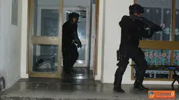 Citizen6, Tarakan: Pasukan elit TNI yang diterjunkan di kota Tarakan Kalimantan Timur berhasil merebut kembali empat objek vital, yakni gedung TVRI, Pelabuhan Malundung, Bandara Juwata dan Sat Radar Tarakan, Selasa (13/11). (Pengirim: Badarudin Bakri).