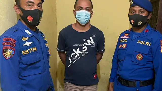 Seorang pemuda asal Kabupaten Sikka, NTT, diamankan Tim Ditpolairud Polda NTT, saat membawah 100 batang Detonator. (Liputan6.com/Dionisius Wilibardus)