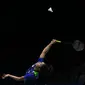 Gregoria Mariska berusaha melakukan smash saat melawan unggulan keempat Ratchanok Intanon pada babak kedua Indonesia Open 2018 di Istora Senayan, Jakarta, (5/6/2018). Ratchanok Intanon menang 21-11 17-21 21-14. (Bola.com/Nick Hanoatubun)