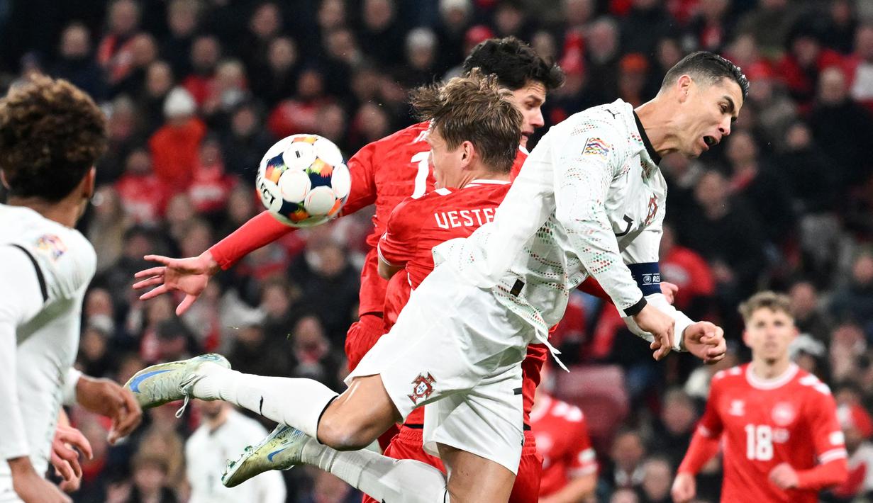 Sang megabintang Cristiano Ronaldo yang dijaga ketat benar-benar kesulitan menembus tembok pertahanan tim Dinamit. (AFP/Jonathan Nackstrand)