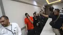 Tersangka pemukulan jurnalis TV, Kashira Uozumi, dibawa petugas saat jumpa pers di Mapolres Metro Jakarta Selatan, Kamis (13/4). Polisi menyatakan pria yang melakukan pemukulan terhadap jurnalis NET TV, positif narkoba. (Liputan6.com/Immanuel Antonius)