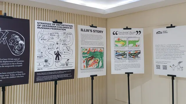 Poster yang menampilkan gambar dan kisah pilu Illia, bocah 11 tahun dari Mariupol yang kehilangan ibunya akibat serangan Rusia, ditampilkan dalam pameran Lost Childhood di Grand Sahid Jakarta, Kamis (11/9/2025)