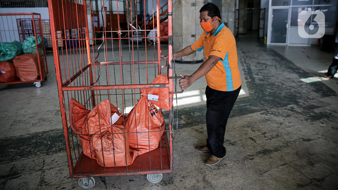 FOTO: Jelang Lebaran, Pengiriman Paket Via Pos Naik 20 Persen
