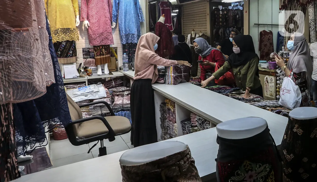 Aktivitas jual beli di pusat penjualan pakaian dan tekstil Pasar Tanah Abang Blok B, Jakarta, Selasa (19/1/2021). Kementerian Perindustrian memproyeksikan kinerja tekstil 2021 akan bergerak positif, meski masih tipis di level 0,93 persen. (Liputan6.com/Johan Tallo)