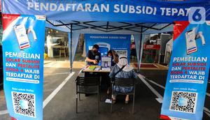 Petugas melayani warga yang mendaftar untuk pembelian bahan bakar minyak (BBM) jenis Pertalite dan Solar subsidi untuk kendaraan roda empat di SPBU Pertamina 31.124.02 di kawasan Fatmawati, Jakarta, Rabu (27/7/2022). PT Pertamina (Persero) mencatat konsumen yang mendaftarkan kendaraannya sebagai pengguna BBM jenis Pertalite dan Solar subsidi terus meningkat hingga mencapai 220 ribu kendaraan. (merdeka.com/Arie Basuki)