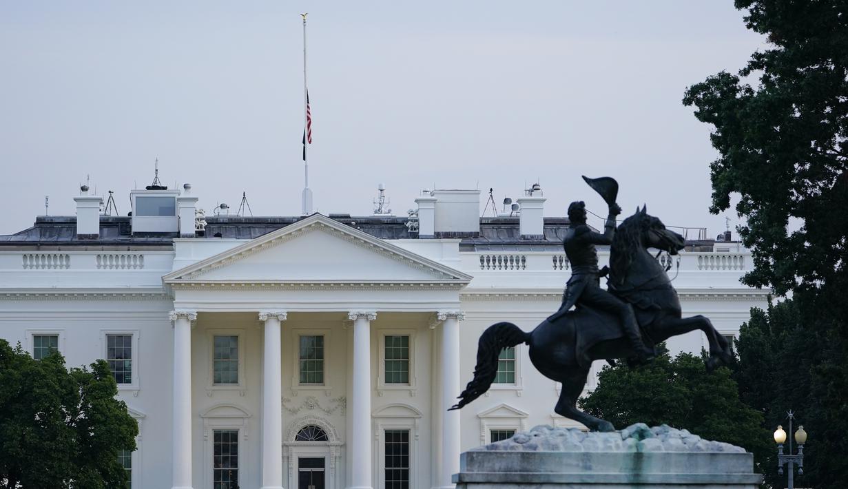 Bendera Amerika di atap Gedung Putih berkibar setengah tiang di Washington, Kamis (26/8/2021). Semua gedung federal dan fasilitas militer milik AS akan mengibarkan bendera AS setengah tiang untuk menghormati anggota marinir AS dan lainnya yang tewas dalam serangan bom di Kabul, Afghanistan. (AP Phot