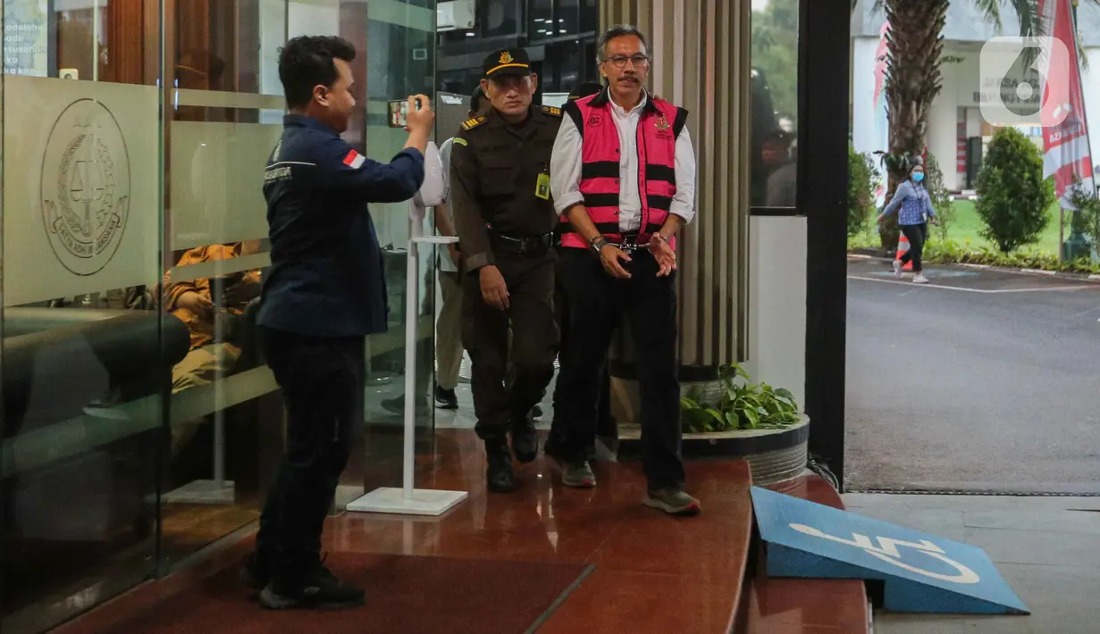 Kejagung menetapkan Ridwan Djamaluddin sebagai tersangka kasus dugaan tindak pidana korupsi pertambangan ore nikel di wilayah Izin Usaha Pertambangan (IUP) PT Antam di Blok Mandiodo, Konawe Utara, Sulawesi Tenggara. (Liputan6.com/Faizal Fanani)