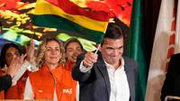 Rodrigo Paz melambaikan bendera Bolivia setelah hasil sementara menunjukkan ia unggul dalam pemilihan presiden putaran kedua, Minggu (19/10/2025). (Dok. AP/Natacha Pisarenko)&nbsp;&nbsp;&nbsp;