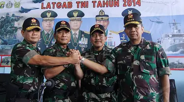 Panglima TNI, Jenderal Moeldoko (kedua dari kiri) secara resmi membuka Latihan Gabungan TNI 2014 di Pangkalan Udara Halim Perdanakusumah, Senin (19/5/14). (Liputan6.com/Faizal Fanani)