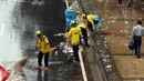 Petugas kebersihan menyapu jalan Medan Merdeka Barat yang dipenuhi sampah usai perayaan hari Buruh Internasional, Jakarta, Senin (5/1). Ribuan massa buruh ikut dalam perayaan Hari Buruh Internasional 2017. (Liputan6.com/Helmi Fithriansyah)