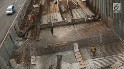 Pekerja menyelesaikan pembangunan proyek kereta ringan (Light Rail Transit/LRT) di kawasan Kampung Makassar, Jakarta, Rabu (19/7). Pembangunan LRT ini ditargetkan pada Agustus 2018 selesai untuk pekerjaan sipil. (Liputan6.com/Immanuel Antonius)