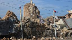 Sisa-sisa menara miring "Al-Hadba" bagian dari Masjid Agung al-Nuri yang dilanda perang di Kota Mosul, 16 Desember 2018. Pemerintah Irak memulai pembangunan kembali masjid Abad ke-11 tersebut yang hancur dalam pertempuran  dengan ISIS (Zaid AL-OBEIDI/AFP)