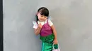 Lengkapi kostum mermaid-nya, Ameena Atta jinjing tas Jacquemus The Chiquito seharga Rp11jutaan [@aurel.hermansyah]