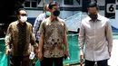 Wali Kota Solo Gibran Rakabuming Raka (tengah), Calon Ketua Umum Kadin Indonesia Anindya Bakrie (kanan) dan Ketua Kadin Solo Gareng S Haryanto (kiri) saat berbincang di Balai Kota, Solo, Jawa Tengah, Jumat
(09/4/2021). (Liputan6.com/Pool/Kadin)