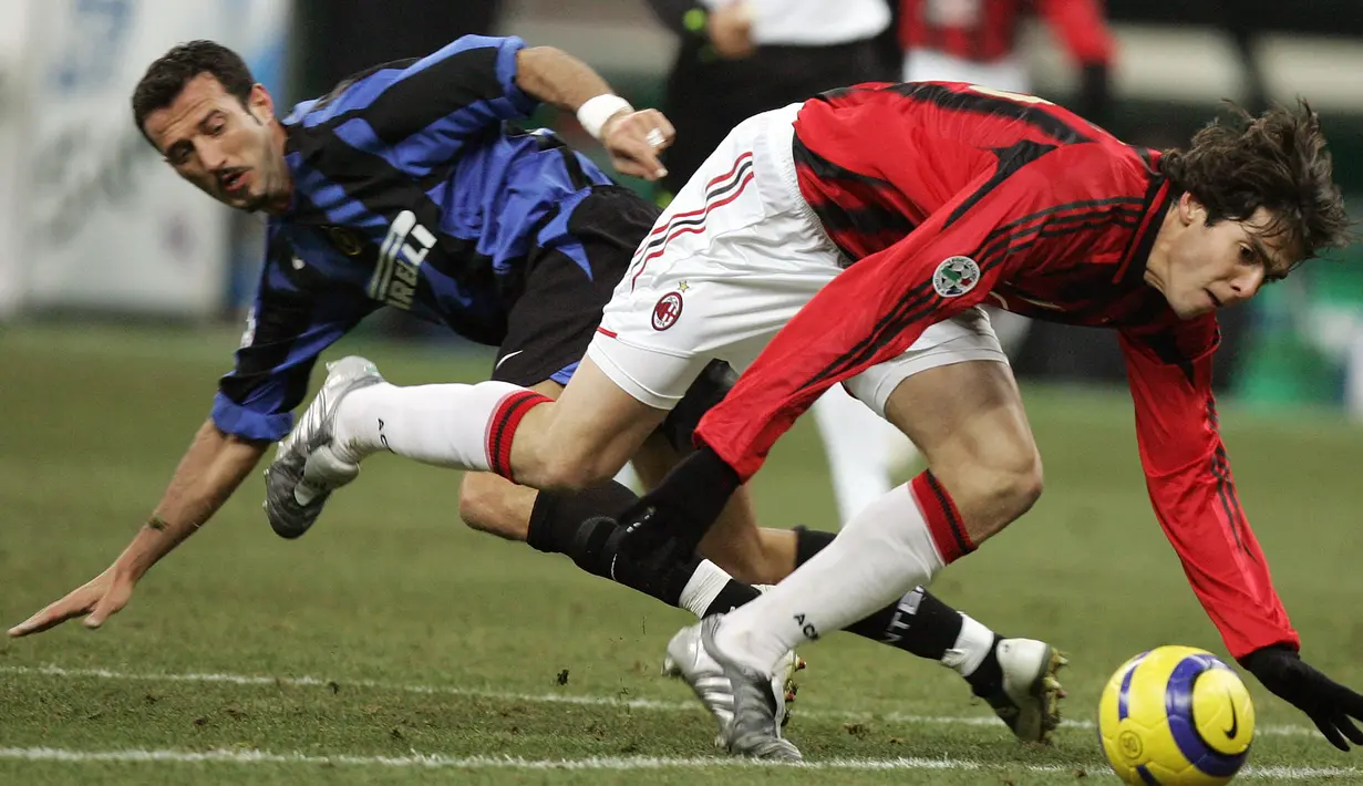 Giuseppe Favalli. Bek kiri berusia 50 tahun yang pensiun di AC Milan pada Juli 2010 ini pernah 2 musim memperkuat Inter Milan, 2004/2005 dan 2005/2006. Pada awal musim 2006/2007 ia bergabung dengan AC Milan dan bertahan selama 4 musim hingga pensiun di akhir musim 2009/2010. (AFP/Paco Serinelli)