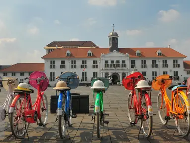 Deretan sepeda onthel berwarna-warni cerah saat terparkir di halaman depan Museum Fatahillah Jakarta, Kamis (17/3). Kawasan Kota Tua merupakan destinasi wisata yang menawarkan atmosfer Jakarta tempo doeloe. (Liputan6.com/Faisal R Syam)