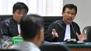 Jaksa Penuntut Umum memberikan pertanyaan saat sidang lanjutan dengan terdakwa SDA di Pengadilan Tipikor, Jakarta, Rabu (7/10/2015). Dalam sidang tersebut JPU KPK menghadirkan empat saksi dari Kementerian Agama. (Liputan6.com/Andrian M Tunay)