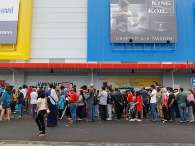 Ratusan orang rela mengantri untuk masuk saat pembukaan Megastore Courts, Tangerang Selatan, Sabtu (23/1/2016). Ritel terbesar di kawasan Asia ini menyediakan produk lokal dan internasional. (Liputan6.com/Fery Pradolo)