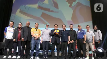 Ketua Umum Pengurus Pusat (PP) Persatuan Bola Voli Seluruh Indonesia (PBVSI), Imam Sudjarwo (enam kiri) bersama Direktur Moji David Setiawan (lima kanan) berfoto bersama seusai konferensi pers di SCTV Tower, Jakarta, Rabu (17/7/2024). (Liputan6.com/Herman Zakharia)