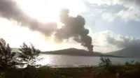 Gunung Anak Krakatau mengalami erupsi dengan kolom letusan teramati sekitar 300 meter di atas puncak, Jumat (15/12/2023), pukul&nbsp;06.58 WIB. (Liputan6.com/ Dok Magma ESDM)