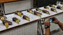 Seseorang mengambil gambar barang bukti burung Julang Sulawesi yang ditunjukkan di Bareskrim, Jakarta, Selasa (5/3). Direktorat Tindak Pidana Tertentu Bareskrim Polri berhasil membongkar jual beli Julang Sulawesi. (Liputan6.com/JohanTallo)