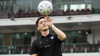 Mesut Ozil saat menghadiri acara coaching clinic yang digelar oleh Concave Indonesia bersama 47 anak Indonesia terpilih di Stadion Utama Gelora Bung Karno (SUGBK) Senayan, Jakarta, Kamis (26/5/2022) sore WIB. (Bola.com/Bagaskara Lazuardi)