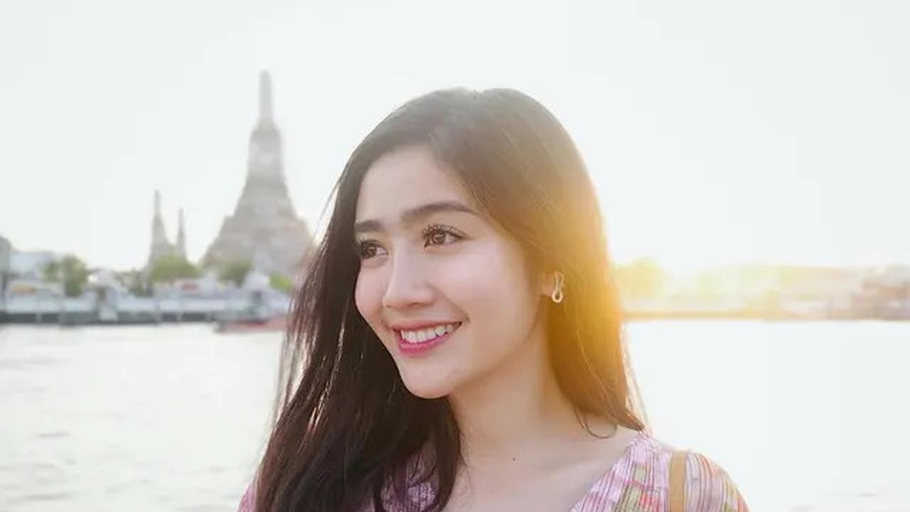 7 Potret Febby Rastanty ke Thailand, Jadi Anak Senja di Kuil Wat Arun