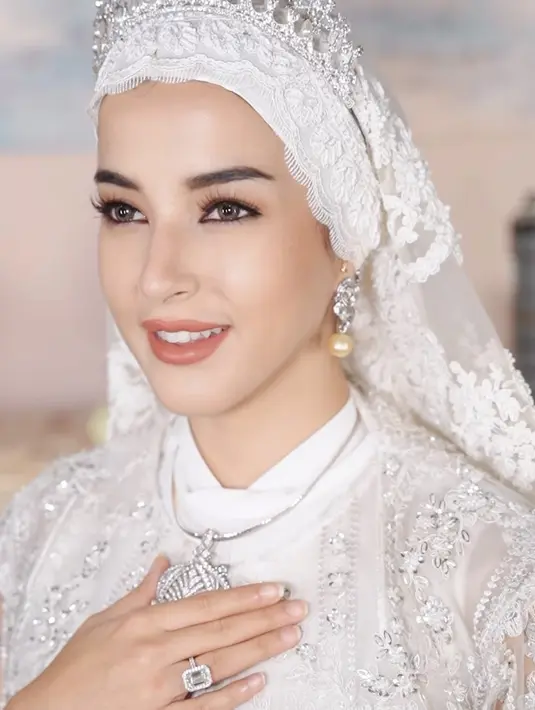 Dengan tiara manis disertai dengan perhiasan yang indah, Tasya berhasil tampil begitu mirip dengan Anisha Rosnah. [Foto: Instagram/Tasya Farasya]