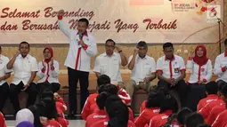 Menpora, Imam Nahrawi (ketiga kiri) memberi arahan pada atlet pelajar Indonesia saat upacara pelepasan di Jakarta, Rabu (12/7). 184 pelajar akan berlaga di Asean Schools Games 2017 di Singapura, 15-20 Juli. (Liputan6.com/Helmi Fithriansyah)