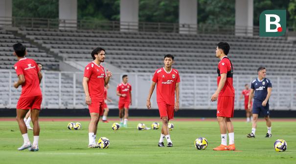 Sejumlah pemain Timnas Indonesia melakoni latihan resmi menjelang laga FIFA Series 2026 melawan St Kitts and Nevis di Stadion Madya, Senayan, Jakarta, Kamis (26/03/2026). (Bola.com/M Iqbal Ichsan)
