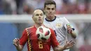 Andres Iniesta. Gelandang tengah berusia 38 tahun yang masih aktif bermain bersama Vissel Kobe sejak Juli 2018 ini tercatat telah resmi pensiun dari Timnas Spanyol usai gelaran Piala Dunia 2018 di Rusia. Saat itu Timnas Spanyol tersingkir di babak 16 besar usai kalah adu penalti dari tuan rumah Rusia. Total ia mengoleksi 131 caps bersama Tim Matador dengan torehan 14 gol dan 30 assist sejak melakukan debut pada 27 Mei 2006. (AFP/Juan Mabromata)