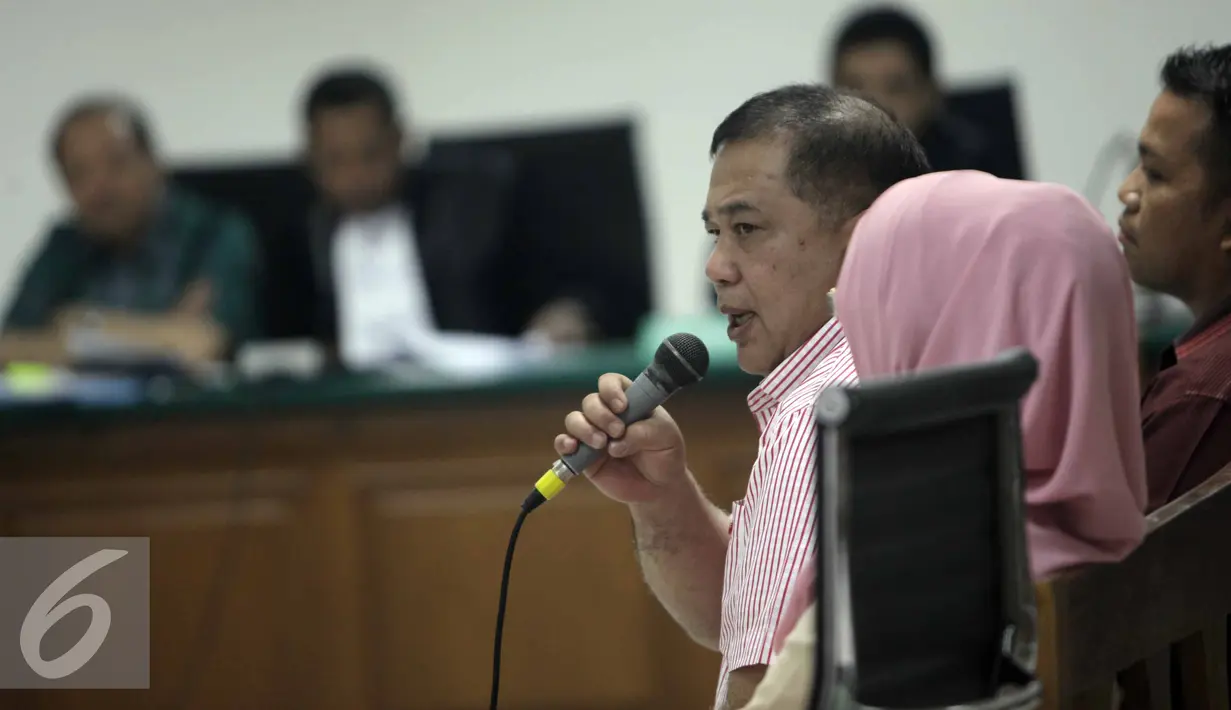 Saksi memberikan keterangan saat sidang lanjutan di Pengadilan Tipikor, Jakarta, Rabu (10/6/2015). Dalam sidang tersebut, JPU menghadirkan tujuh saksi untuk dimintai keterangan terkait jual beli rumah Sutan Bhatoegana di Medan. (Liputan6.com/Helmi Afandi)