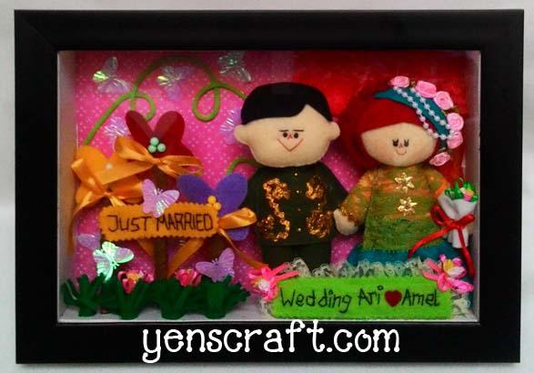 Boneka couple dengan pakaian adat yang bisa dimodifikasi