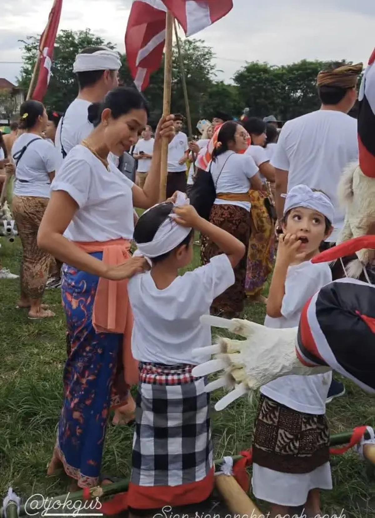 Happy Salma berpartisipasi dalam pawai ogoh-ogoh bersama keluarganya dengan gaya simpel.