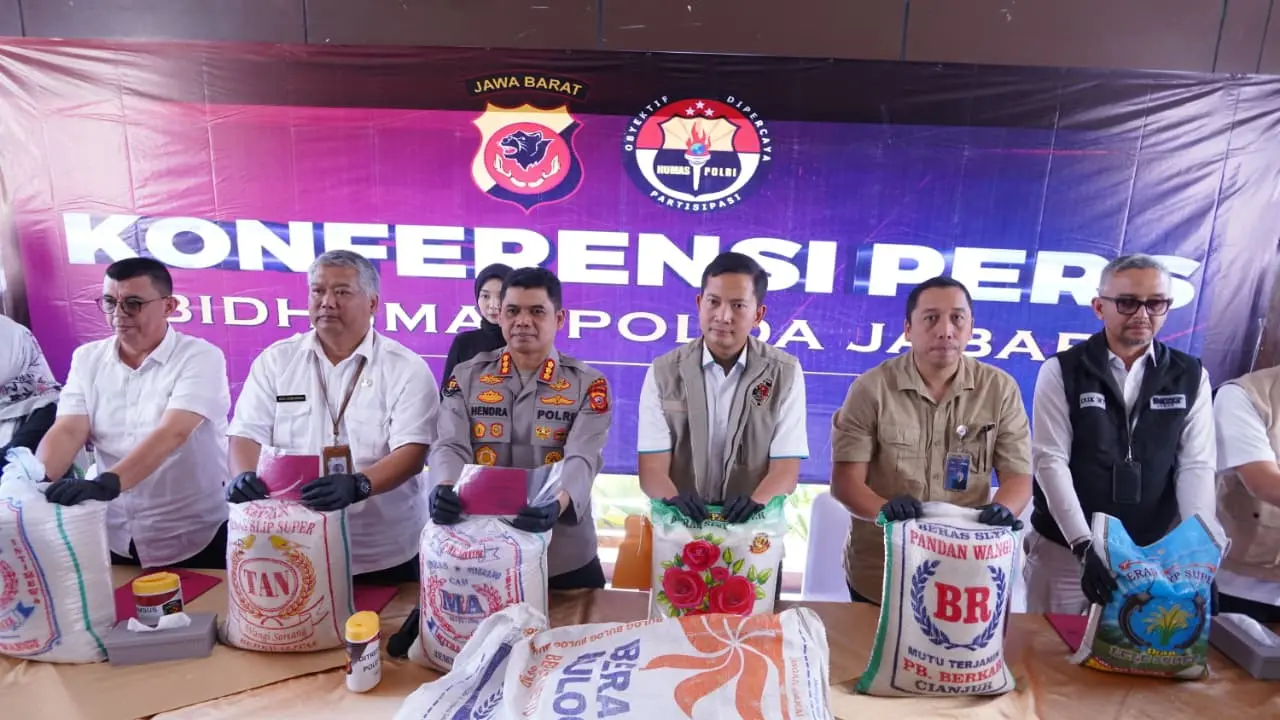 Polda Jabar menunjukan sejumlah barang bukti sitaan kasus Peredaran Beras Tak Sesuai Mutu di Mapolda Jabar, Kota Bandung, 6 Agustus 2025. (Dok. Polda Jabar)