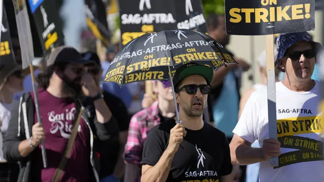 Demo aktor Hollywood yang tergabung dalam SAG-AFTRA. (AP Photo/Chris Pizzello)