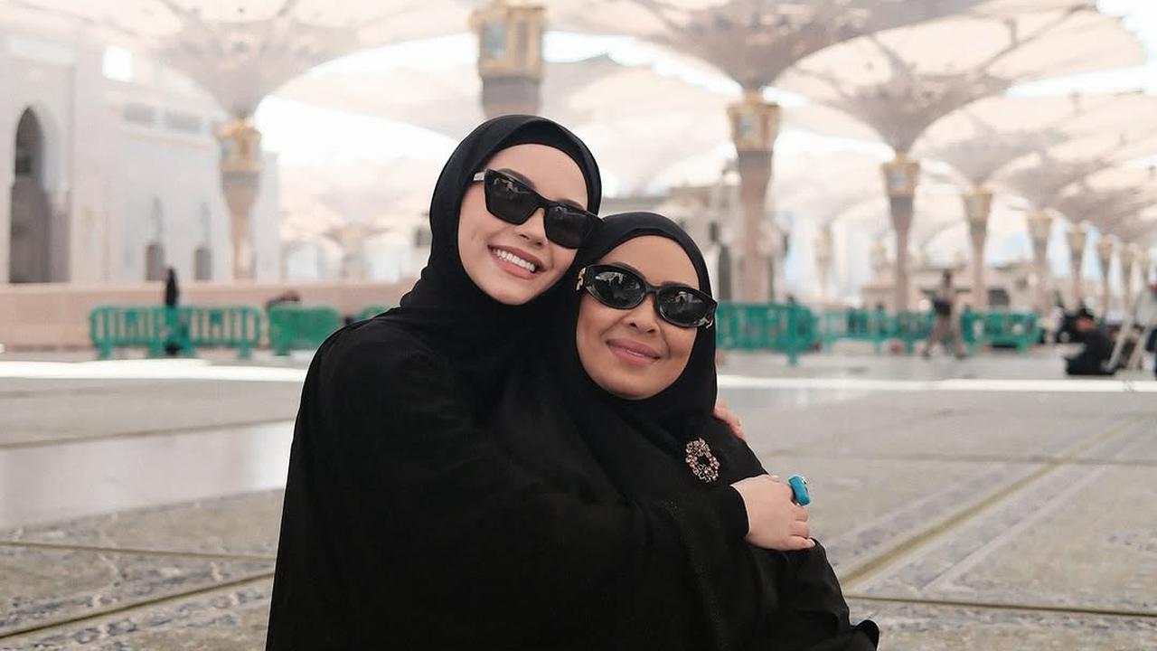 Momen Alyssa Daguise Umrah Bersama Ibu, Kompak dengan Warna Outfit Hitam yang Memesona