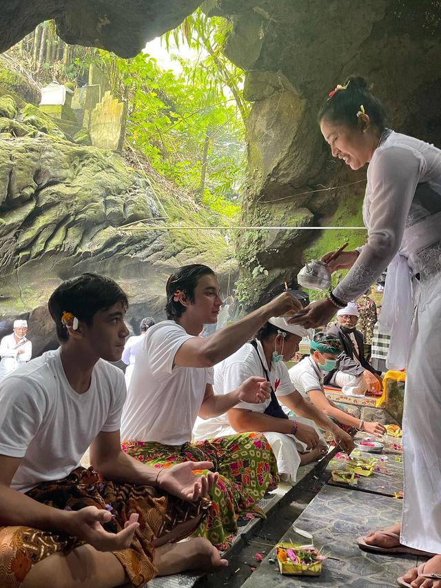 6 Momen Junior Roberts Berkumpul Bersama Saudara di Bali, Tampil Kompak