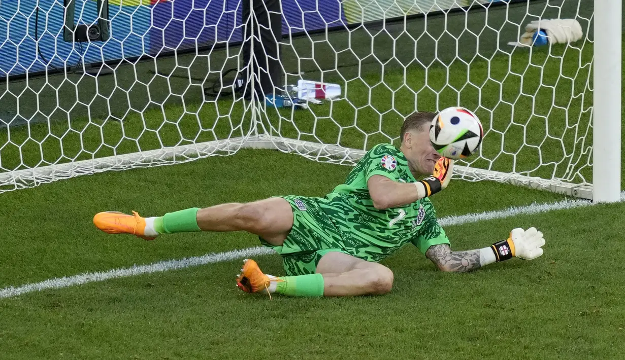 Kiper Inggris, Jordan Pickford menghalau bola tendangan pemain Swiss, Manuel Akanji pada babak adu penalti laga perempat final Euro 2024 di Duesseldorf Arena, Duesseldorf, Jerman, Sabtu (06/07/2024). (AP Photo/Andreea Alexandru)