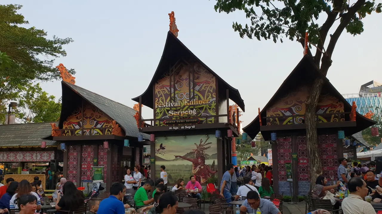 Suasana Festival Kuliner Serpong ketika sore hari yang ramai pengunjung, Kamis (30/8/2018).